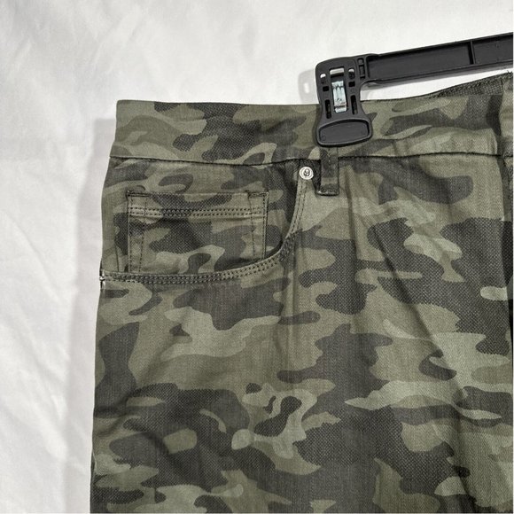 NEW‎ Good American [ Plus size 24 ] Good Waist Skinny Jeans in Camo Green - Picture 9 of 16